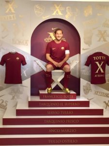 totti as roma en el trono por los 25 años jugando fútbol. temporada 25 homenaje guayos y botines nike