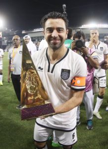 xavi hernandez posa con el primer trofeo al saad qatar