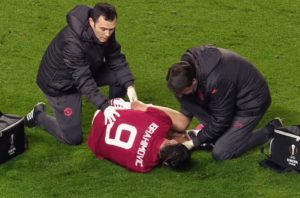escalofriante lesion zlatan ibrahimovic manchester united europa league 2017