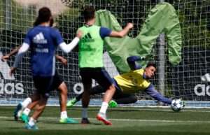 Keylor Navas atajando un balón por bajo