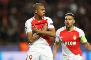 Mbappé celebrando un gol con el Mónaco