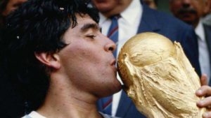 Maradona con la Copa del Mundo