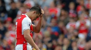 alexis sanchez con la camiseta del arsenal se lamenta tras perder