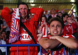 hinchas del atletico madrid llorando