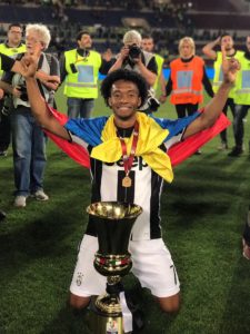 juan guillermo cuadrado celebra un nuevo titulo con la juventus