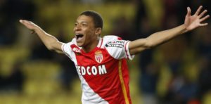 mbappe celebra un gol con el mónaco