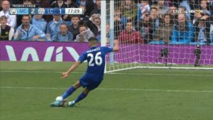 El argelino Riyad Mahrez cobró un penal que significaba el empate ante el Chelsea y al resbalarse le dio con sus dos piernas. Terminó en gol, pero se lo anularon correctamente...