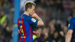 rakitic celebra con la camiseta del barcelona