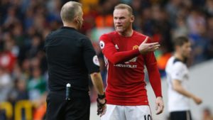 rooney se enfrenta a un arbitro en un duelo de premier league del manchester united