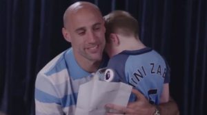 pablo zabaleta y el mini zaba, el fan número uno del argentino se abrazan tras despedirlo del manchester city