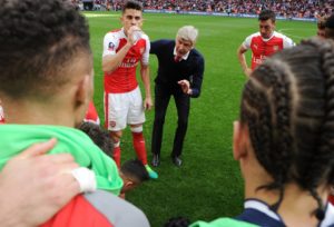 Wenger con el Arsenal y jugadores