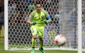 Bravo luego de atajarle el tercer penal a Portugal