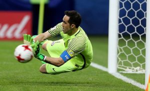 Claudio Bravo atajando penal