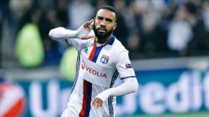 el delantero del lyon Lacazette celebra un gol