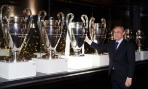 Florentino Pérez mostrando las Champions