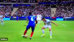 Paul Pogba haciéndole bullying a Gary Cahill