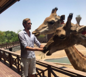 “El verano para mí se trata de pasar tiempo con la familia” publicó acompañado de unas jirafas en su cuenta oficial. ¡El tuit del AÑO!....Genio Peter Crouch.