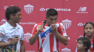 Teo Gutiérrez pisó el Metropolitano y besa el escudo del junior