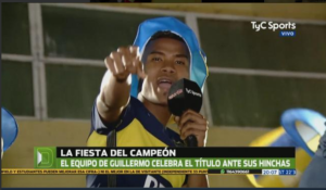 wilmar barrios con el microfono de tyc sports entrevistando a los jugadores de boca