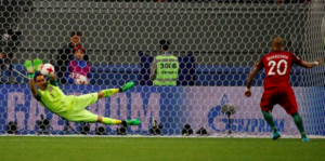claudio bravo atajando penal con chile ante portugal en copa confederaciones