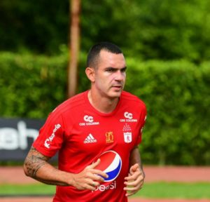 El mediocampista Alejandro Bernal entrenando con el america de cali