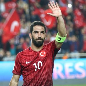 Arda Turán, anuncia que se retira de la selección de Turquía tras agredir a un periodista.