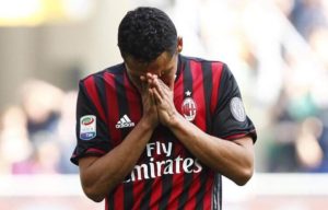 Carlos Bacca se lamenta con la camiseta del ac milan. triste bacca