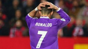 cristiano ronaldo se lamenta tras fallar un penal con el real madrid en la liga.