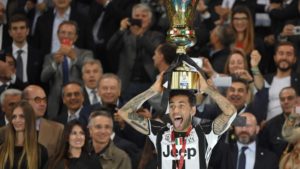dani alves celebra un titulo con la juventus