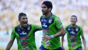 el delantero sebastian loco abreu celebra un gol