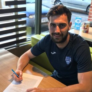 Matt Paterson firmó su contrato con el Oxford City en un McDonald's