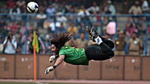 Higuita haciendo el escorpión