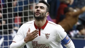 el capitan vicente Iborra celebra un gol con el sevilla