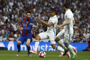 Messi y Casemiro en El Clásico