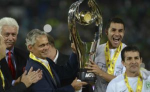 Reinaldo Rueda con el trofeo de la Liga Aguila