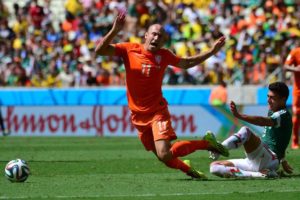 Robben simulando ante México en Brasil 2014