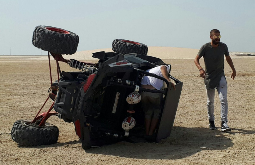 Piqué vuelca un buggy en el desierto de Qatar