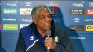 Francisco Maturana en rueda de prensa con once caldas año 2017