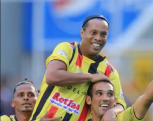 ronaldinho con la camiseta del real españa de honduras