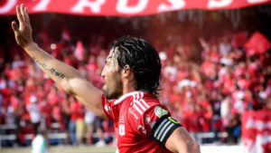 Ernesto el tecla farias celebra un gol con el america de cali