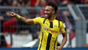 Aubameyang celebra un gol con el bvb borussia dortmund 2017