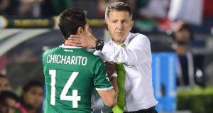 juan carlos osorio y chicharito hernandez en un partido de la selección de mexico