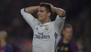 Cristiano se lamenta tras fallar un gol con el real madrid
