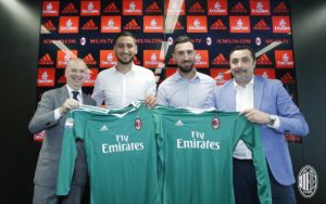 los hermanos arqueros antonio y gigio donnarumma en el ac milan