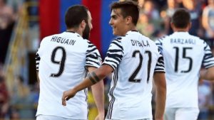 dybala e higuain celebran un gol con la juventus