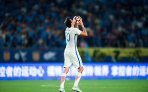 Gio Moreno goleador histórico del Shanghai. Hoy marcó doblete en el empate 2x2 ante Jiansgu. El colombiano llegó a 9 tantos en Liga.