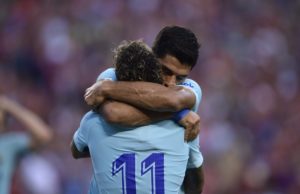 abrazo de neymar y luis suarez barcelona 2017