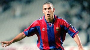 ronaldo nazario con la camiseta del barcelona
