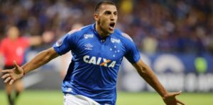 el delantero de cruzeiro wanchope ábila se acerca a boca juniors