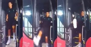 Cristiano Ronaldo se resbala al bajar del bus